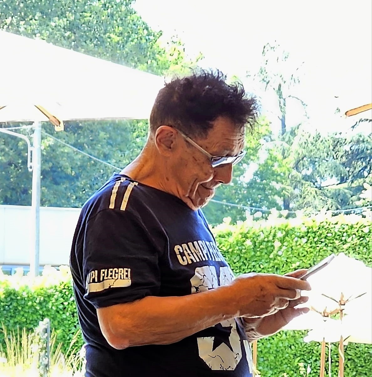 Edoardo Bennato immortalato sulle rive del Lago di Como