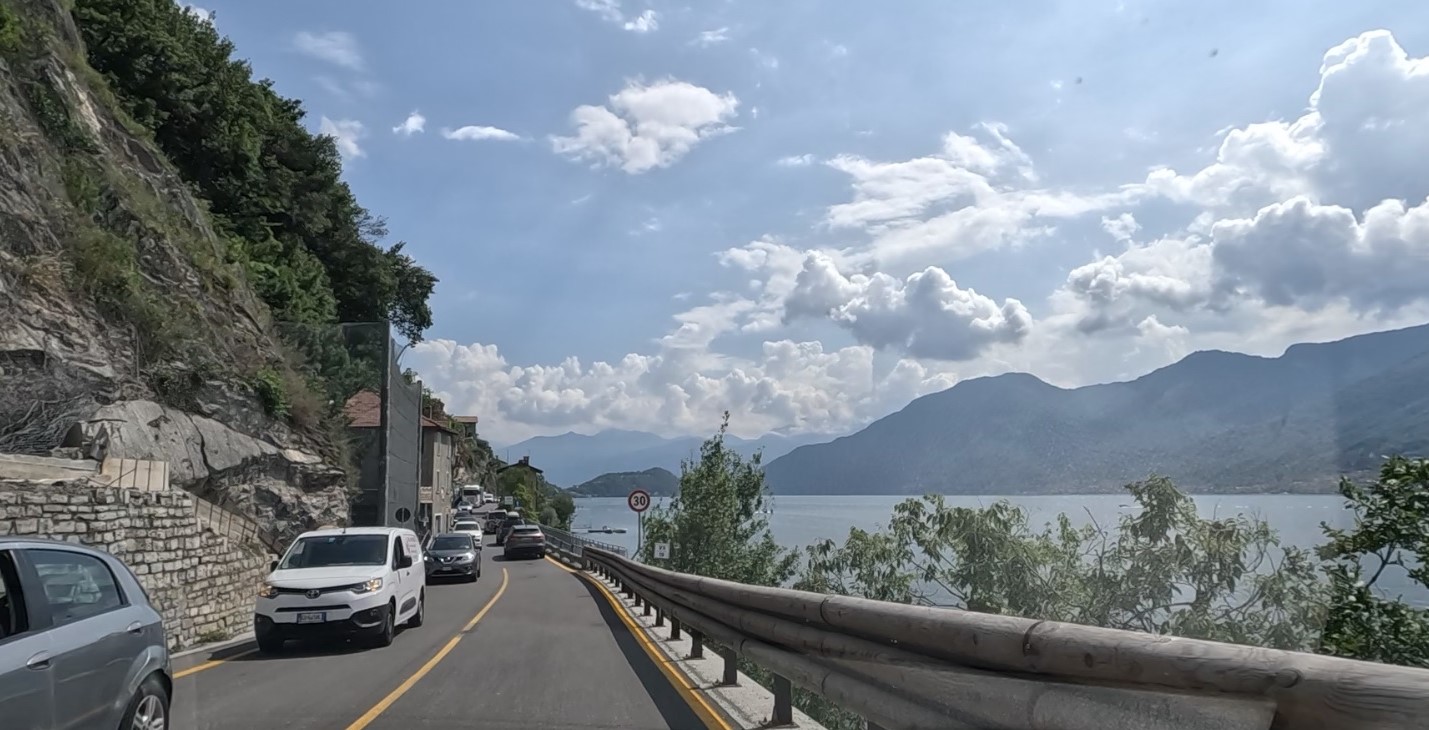 Argegno, lavori sui marciapiedi. Senso unico sulla statale Regina fino a dicembre