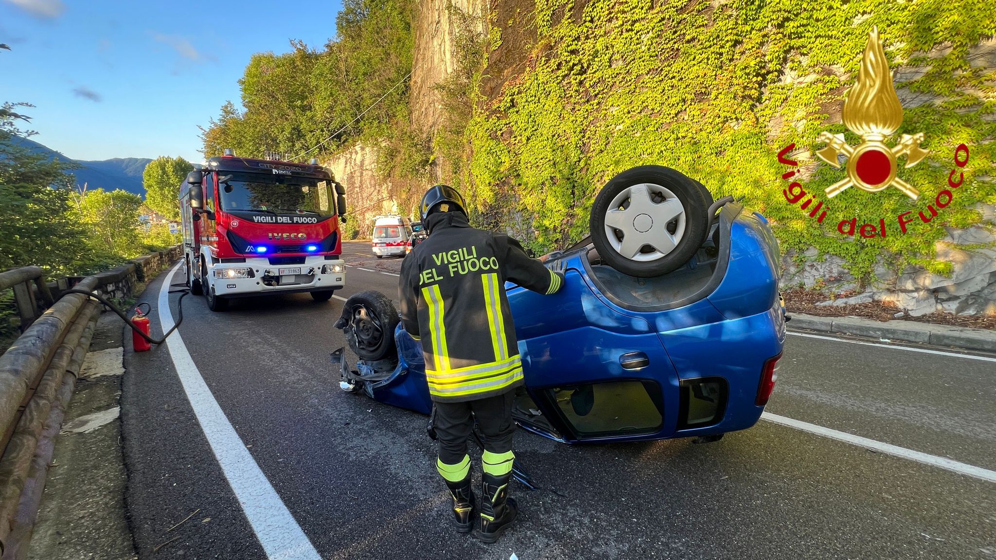 Incidente ad Argegno, auto ribaltata. Un ferito