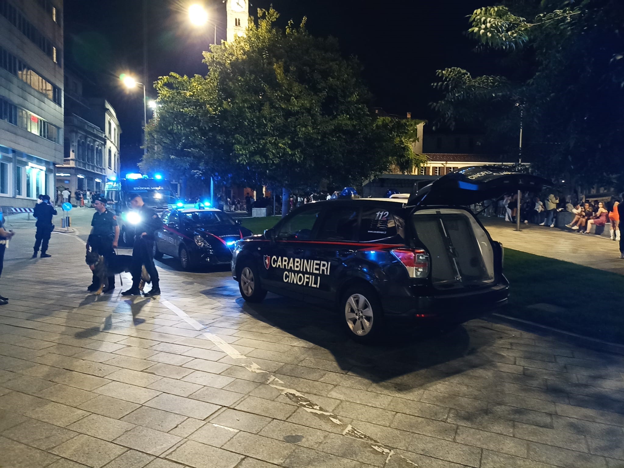 Rissa nella notte a Cantù, un giovane ferito a colpi di bottiglia