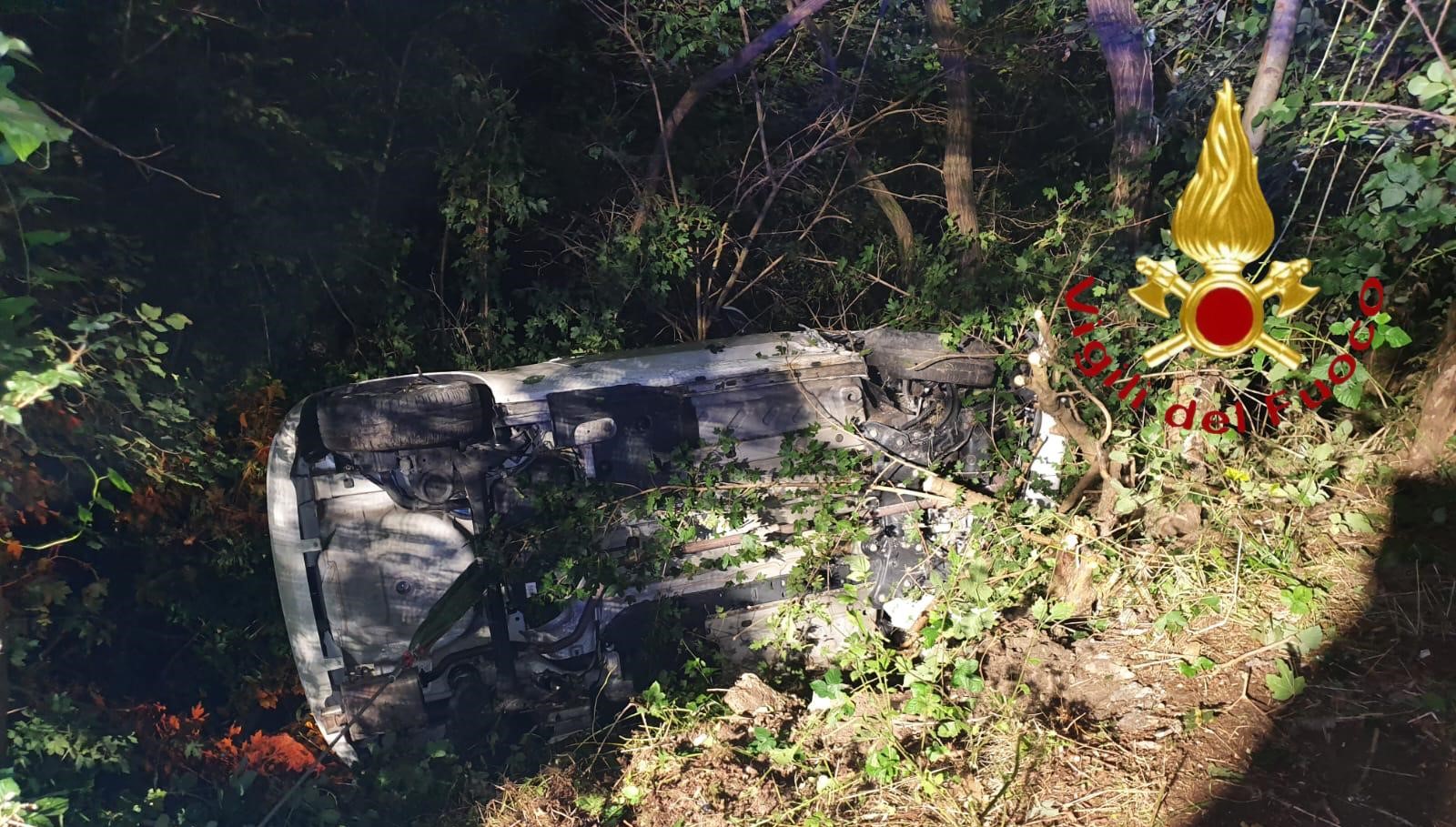 Auto esce di strada ad Asso e si ribalta, due feriti