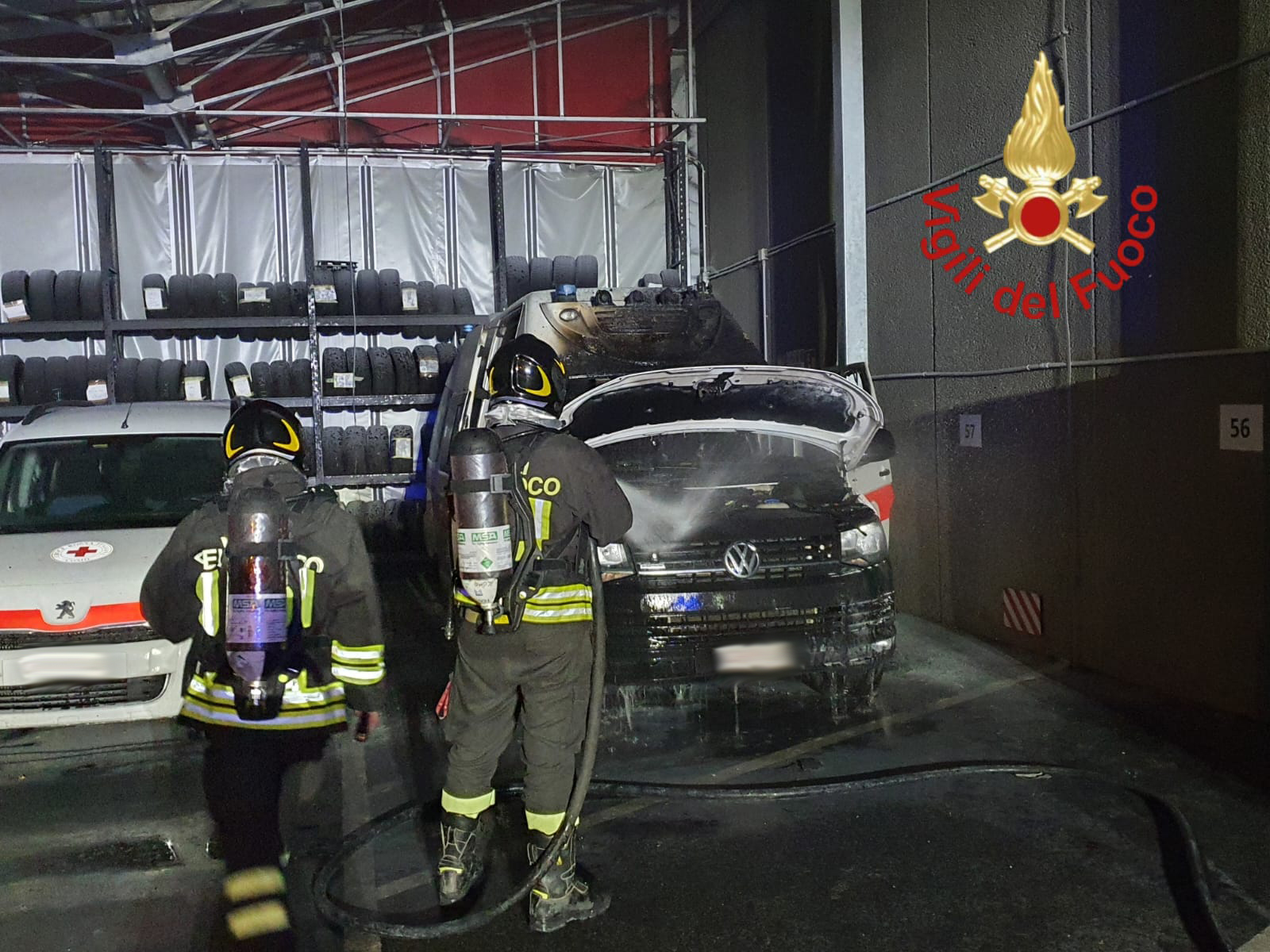 Lipomo, ambulanza in fiamme. Intervento dei vigili del fuoco