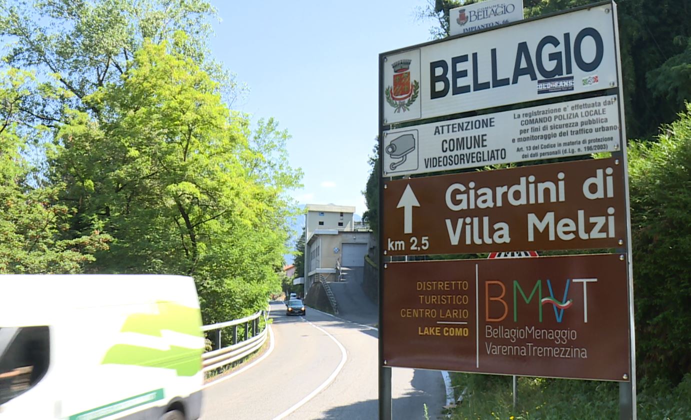 Bellagio, ciclista incastrato tra auto e furgone nella strettoia. E’ grave