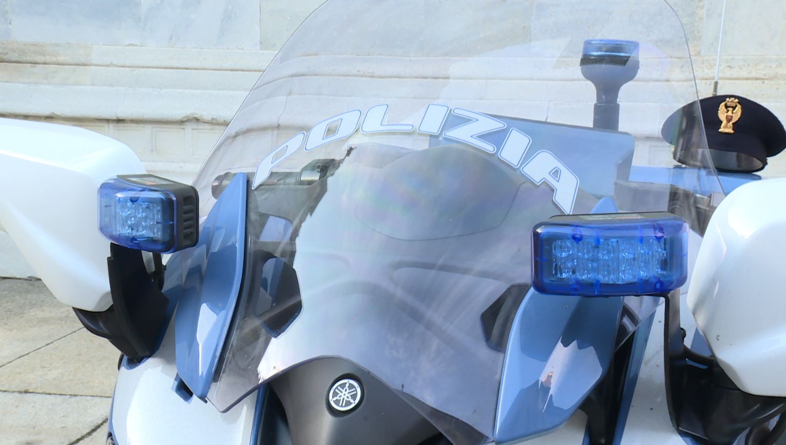 Ruba una confezione di formaggio e aggredisce i dipendenti del supermercato. Arrestato