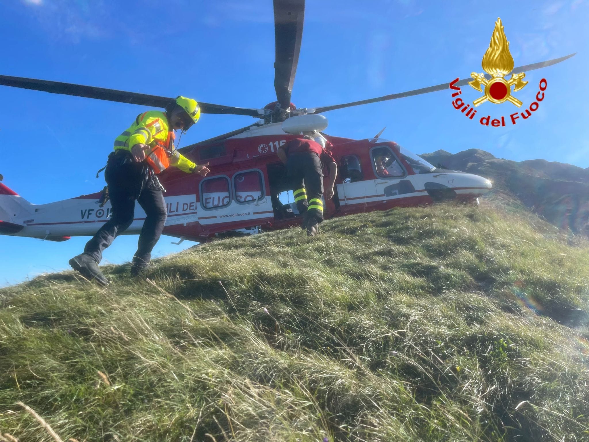 Dongo, perdono il sentiero e chiedono aiuto. Mamma con due figli soccorsi con l’elicottero