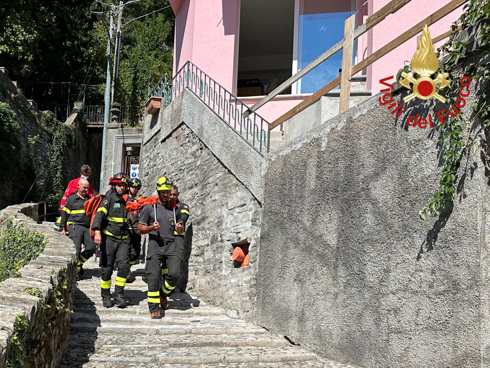 Carate Urio: un’anziana deve andare in ospedale, i vigili del fuoco la trasportano per duecento scalini