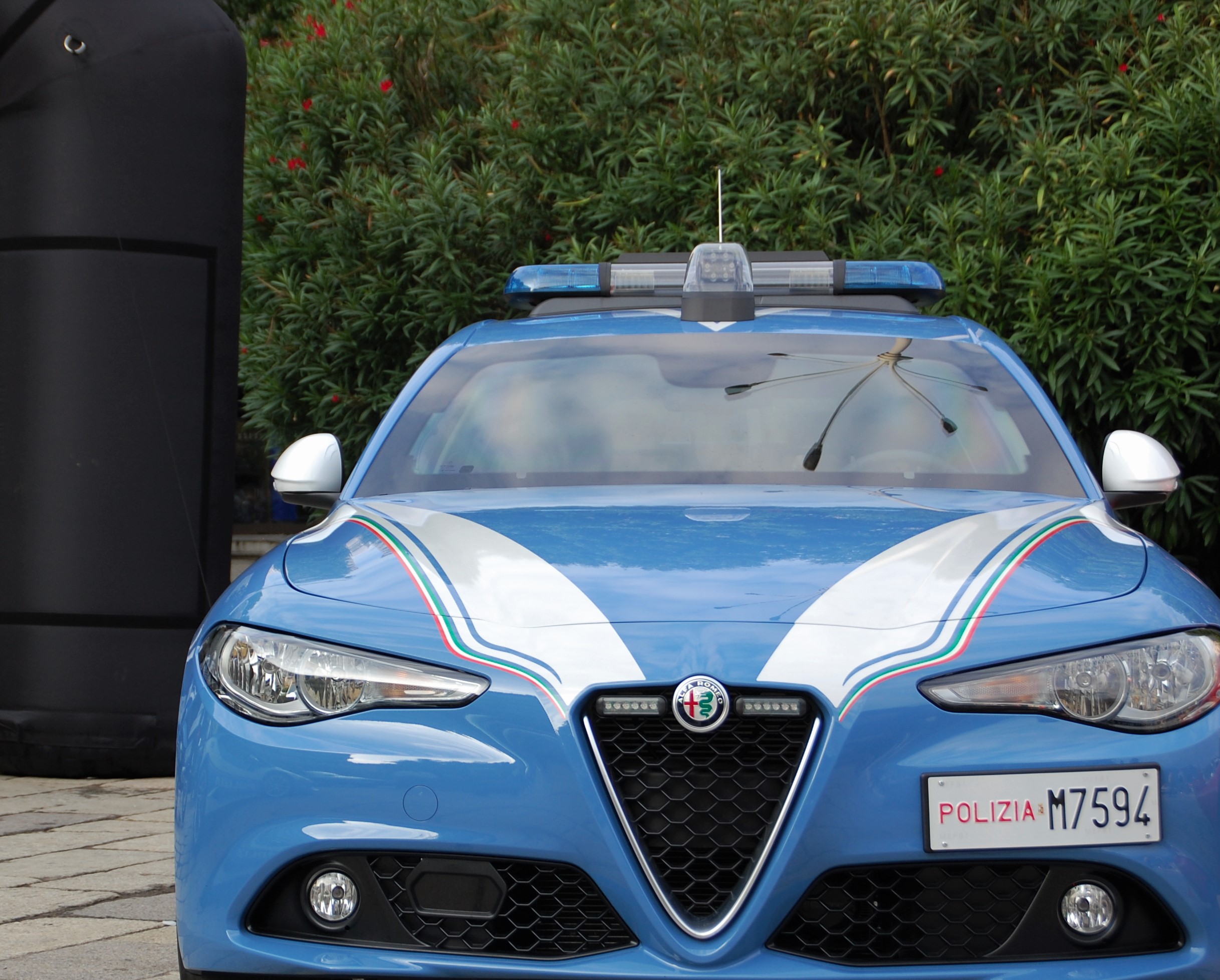 Via Recchi: rubano un cellulare dal furgone delle consegne. Due denunciati dalla polizia