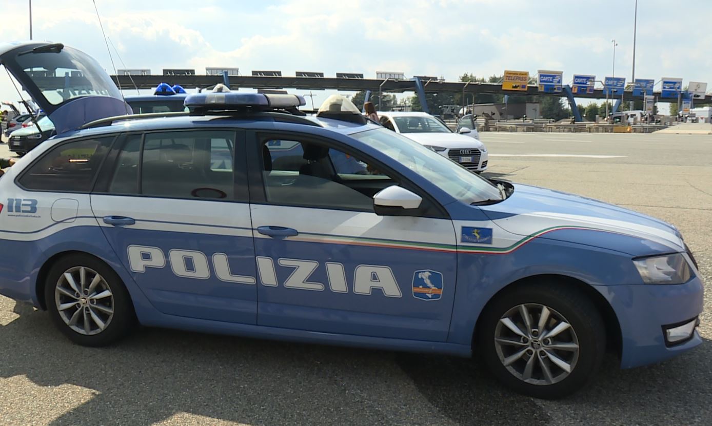 Viaggiava sull’autostrada A9 con patente e documenti contraffatti: arrestato