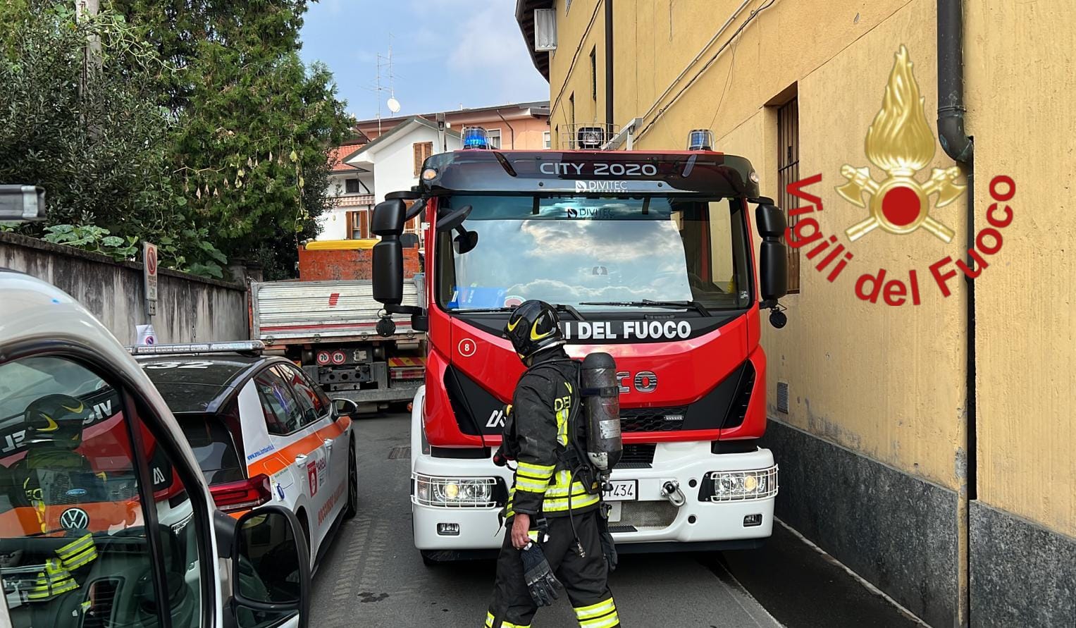 Incendio a Mozzate, due ustionati gravi. Mamma e neonato in ospedale per i fumi