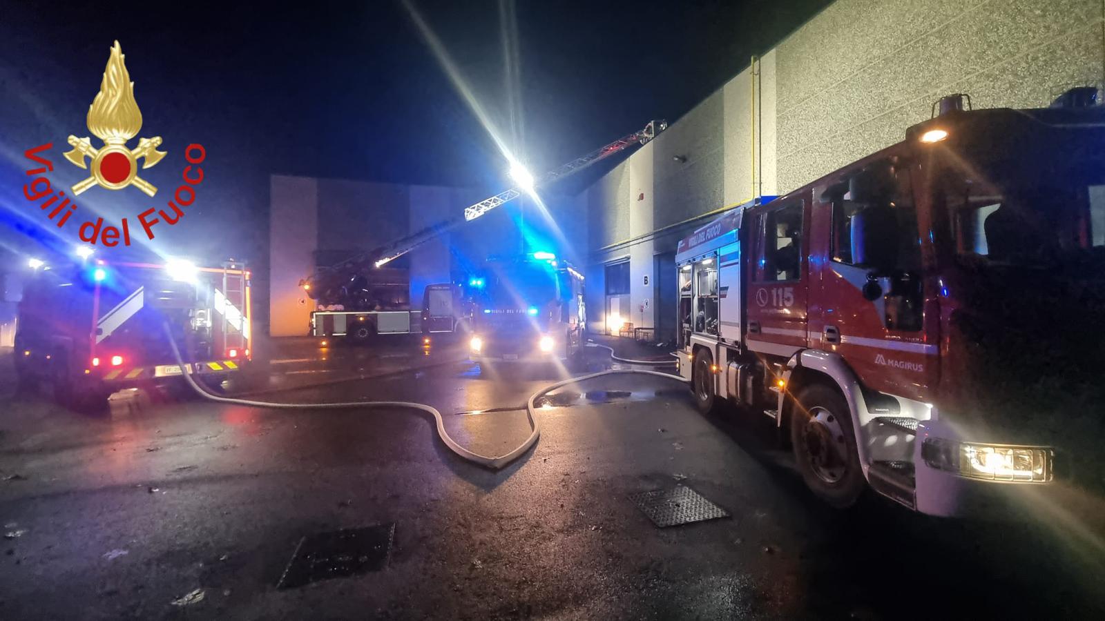 Faloppio, in fiamme lavanderia in un capannone