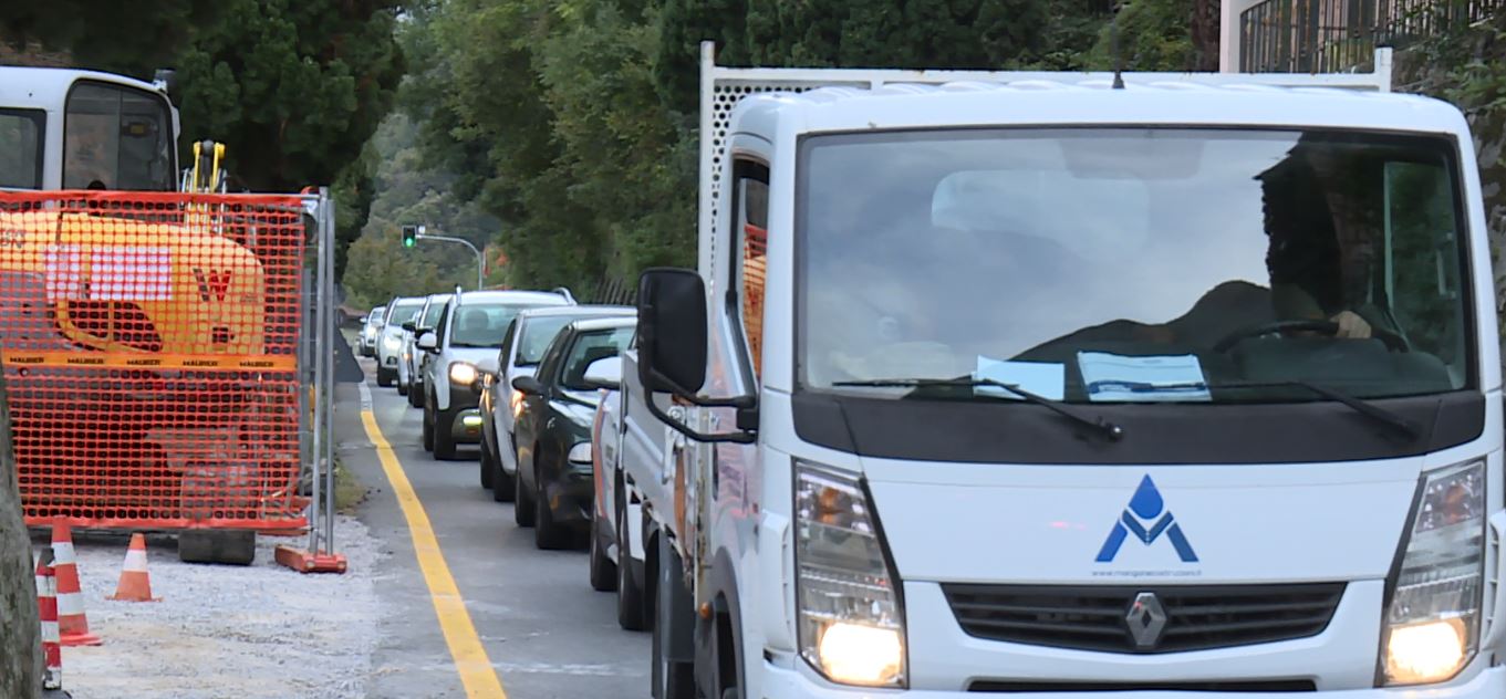 Cantiere a Brienno: senso unico alternato sulla statale Regina e code   