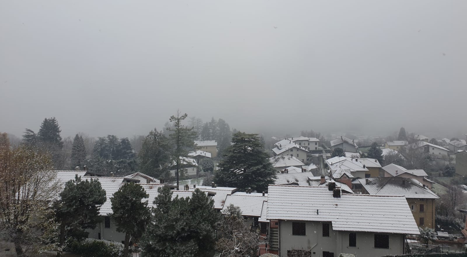 Neve sul Lario, fiocchi sui rilievi del territorio