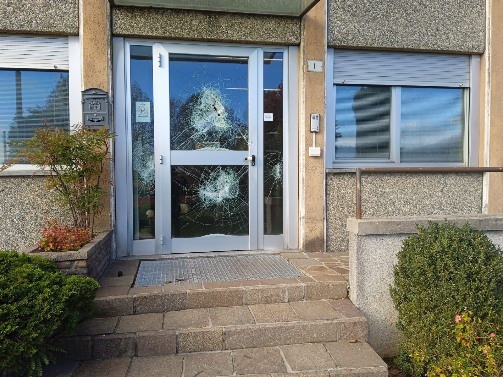 Orsenigo, spaccano il portone del Comune. Indagini dei carabinieri