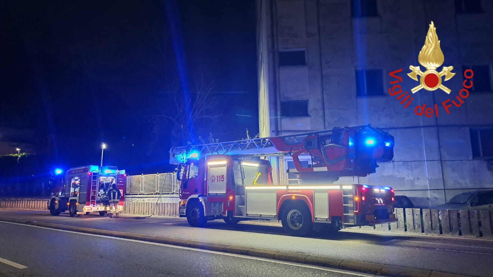 Como, incendio nello stabile abbandonato di via Grandi. Salvato un senzatetto
