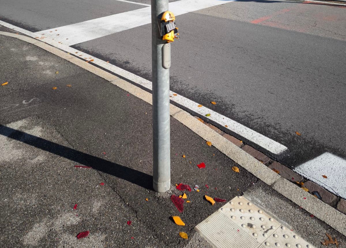 Vandali a Camerlata, distrutta la chiamata pedonale del semaforo