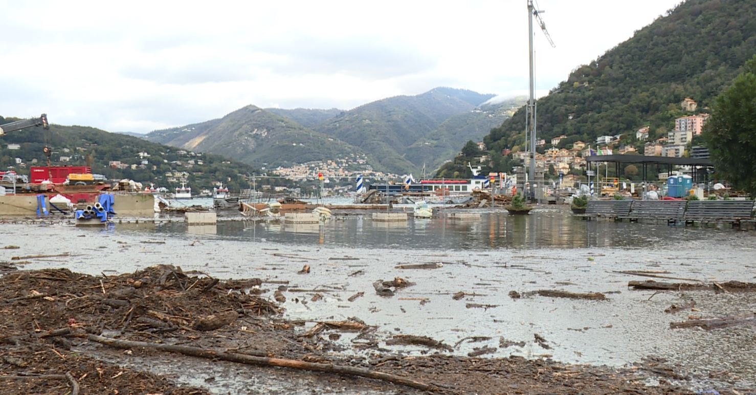 Esondazione del Lago di Como, l’acqua arretra. Da domani operativo il battello spazzino
