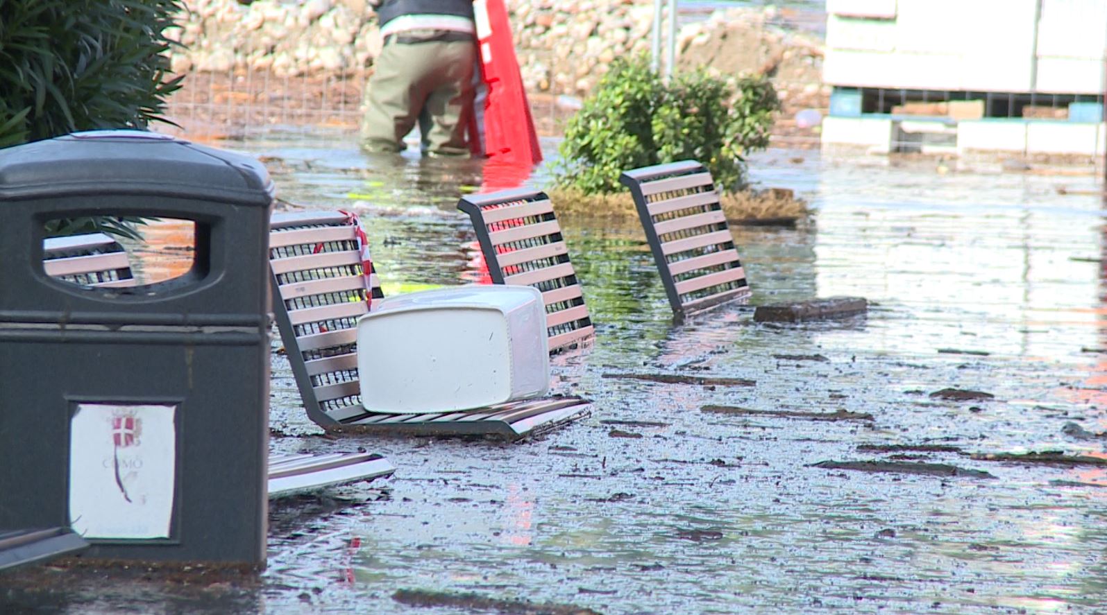 Esondazione del Lago di Como, acqua in via Cairoli auto deviate in piazza Volta