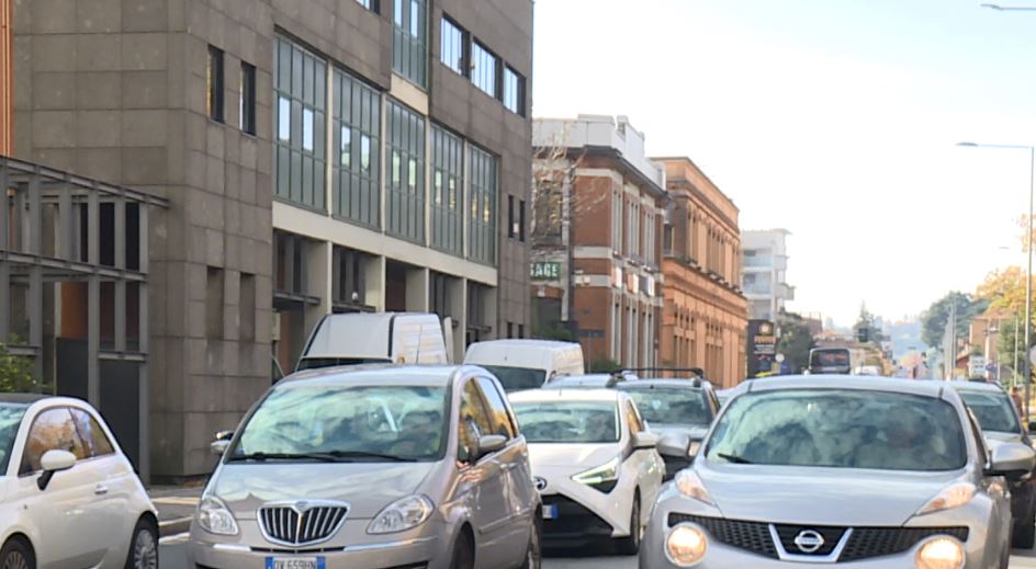 Sicurezza sulle strade di Como. I cittadini: “Più disciplina alla guida e maggiori controlli”