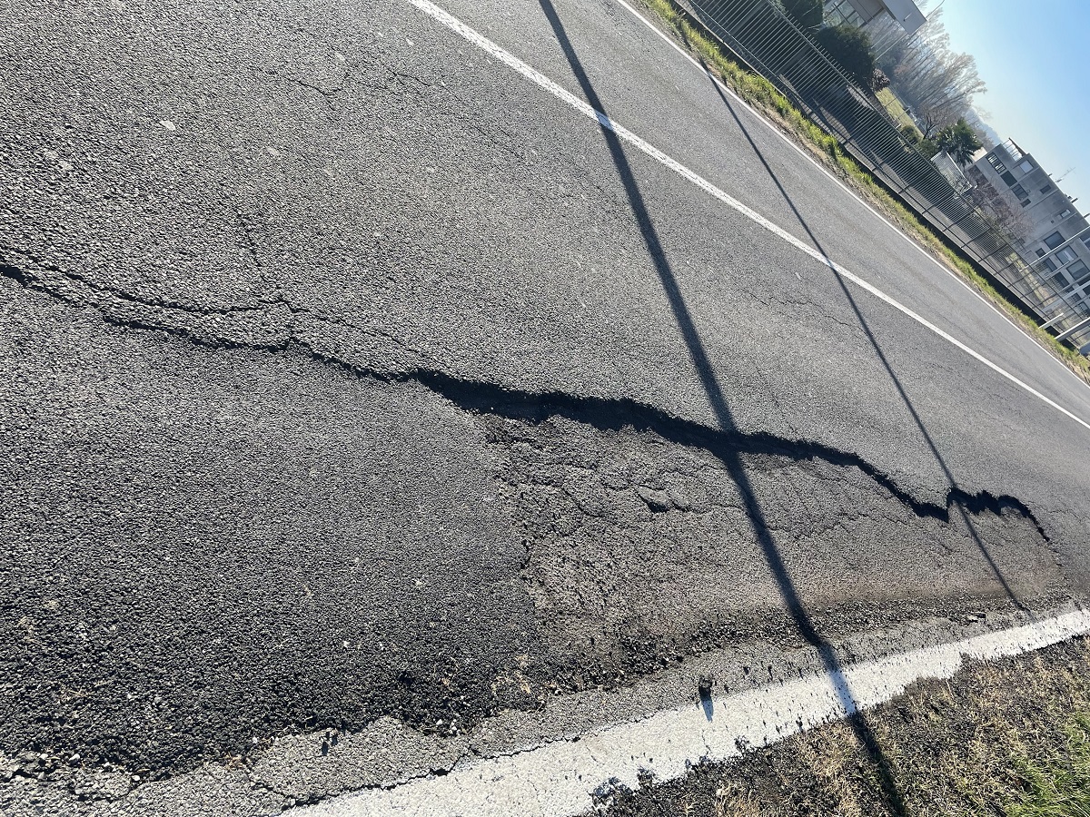 Strade dissestate a Villa Guardia