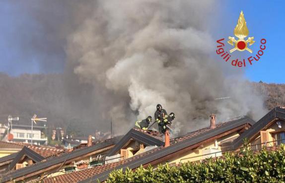 Incendio ad Albavilla, in fiamme il tetto di un’abitazione
