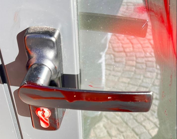 Erba, vandali in stazione. Imbrattata la sede della polizia locale