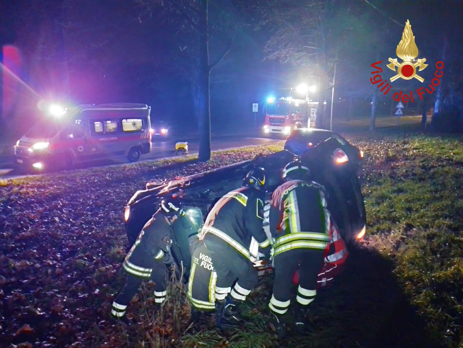 Alzate Brianza: auto esce di strada e si ribalta