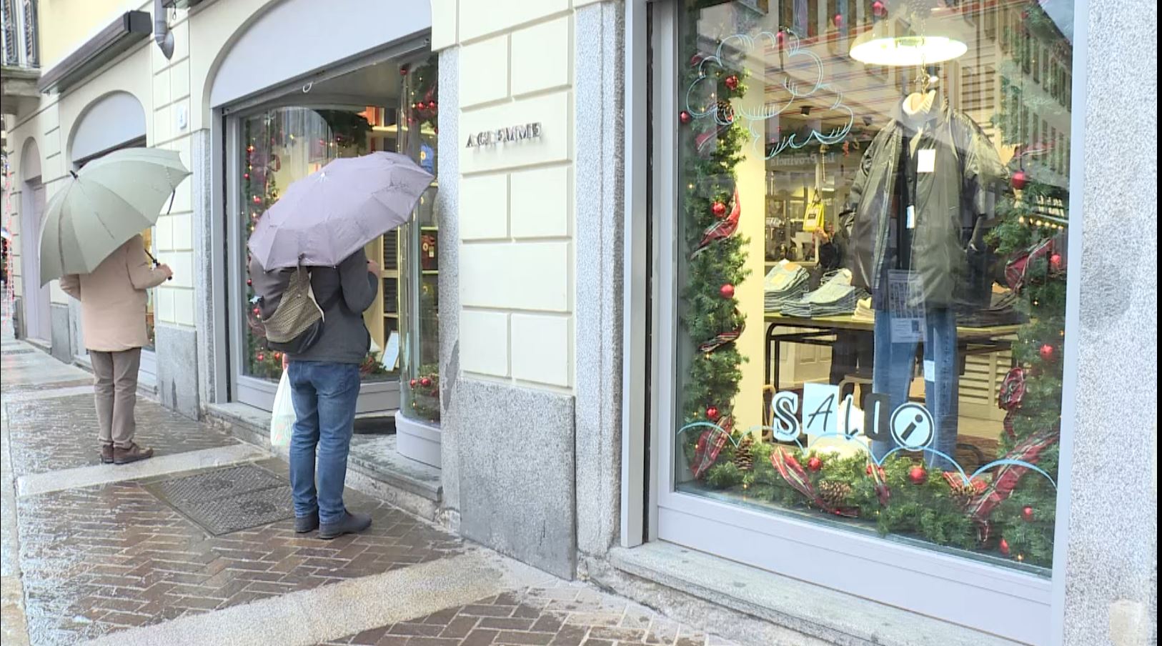 Via ai saldi. La pioggia non ferma la corsa all’affare in centro città