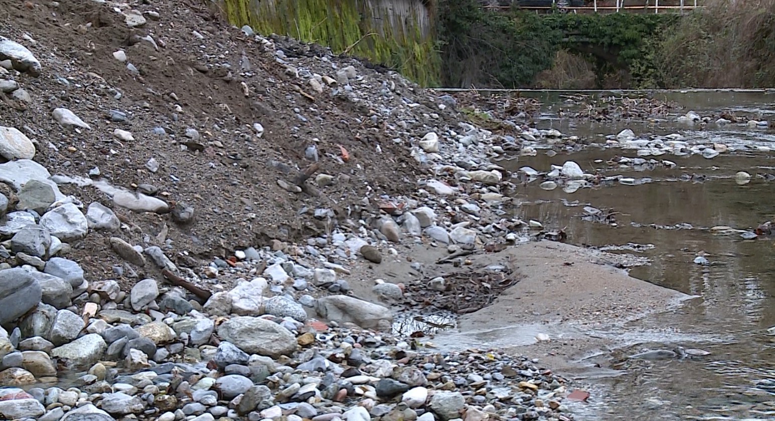 Depositi di sassi e terra nel Cosia, potenziale rischio in caso di forti piogge