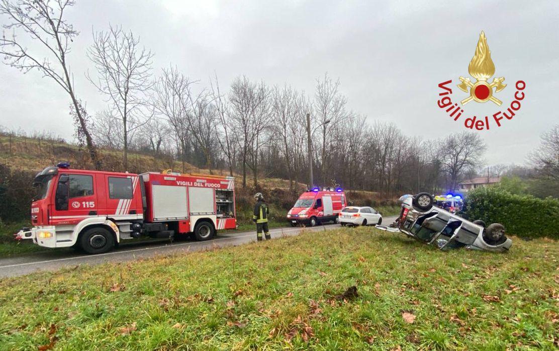 Incidente a Lambrugo, auto ribaltata. Intervento dei vigili del fuoco
