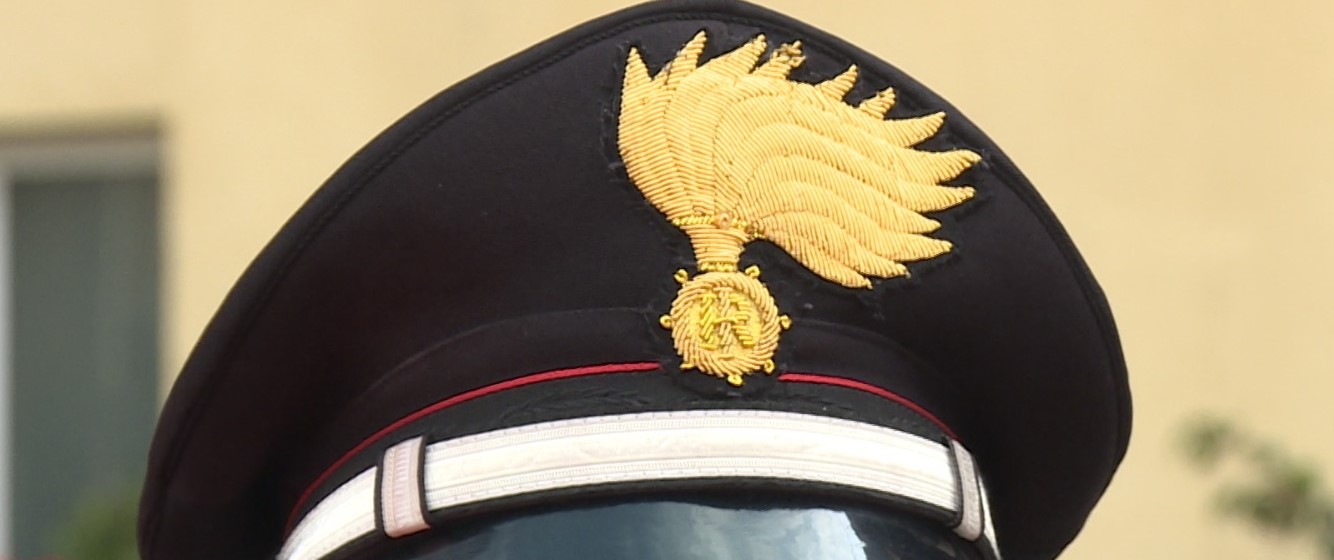 San Bartolomeo Val Cavargna, sfonda con una roncola i vetri dell’auto di un giovane. Denunciato