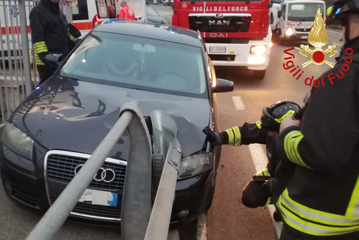 Lipomo, esce di strada e finisce contro il guardrail 