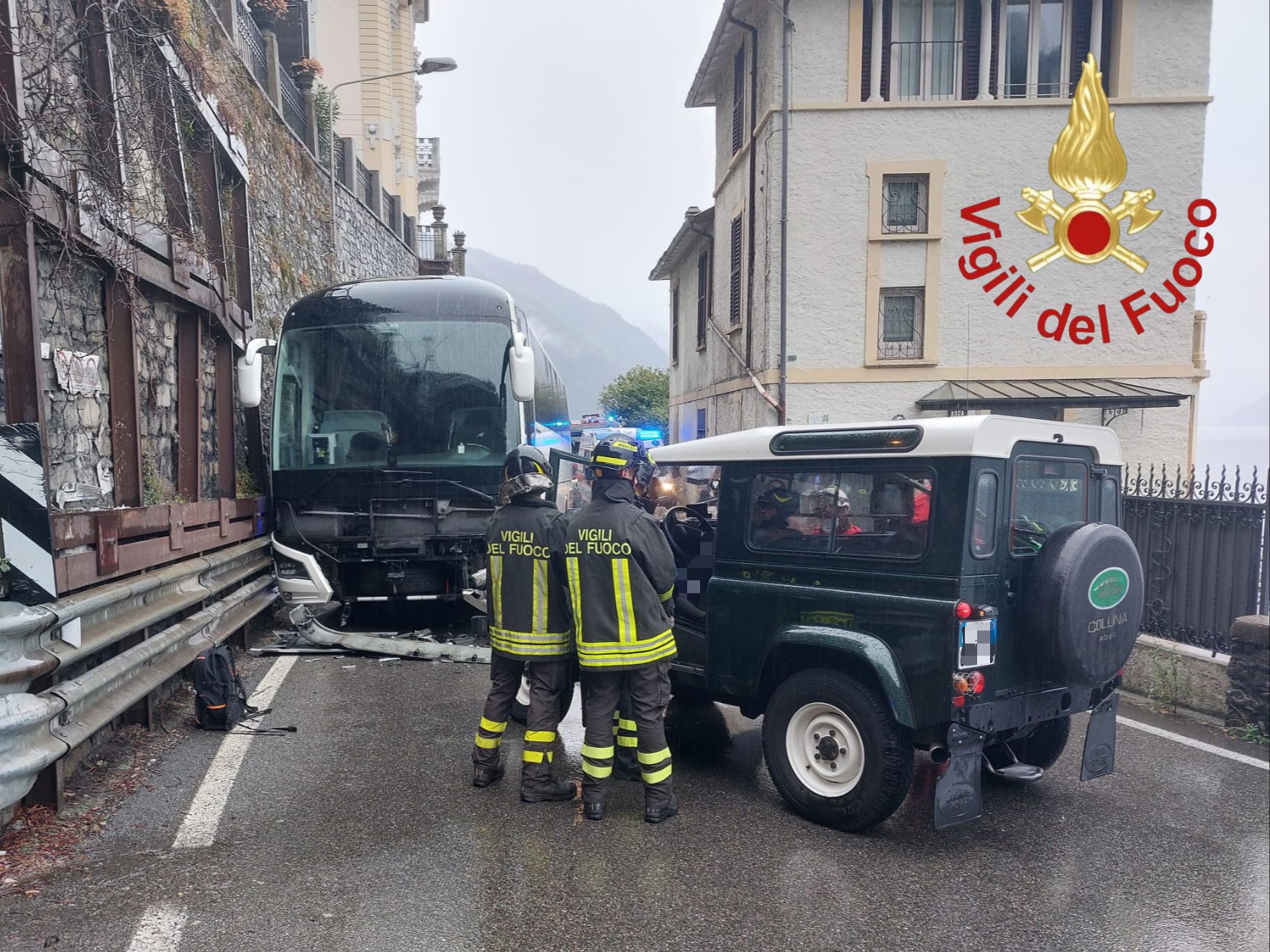 Incidente tra un bus e una jeep ad Argegno, ferita una donna. Regina chiusa per 40 minuti