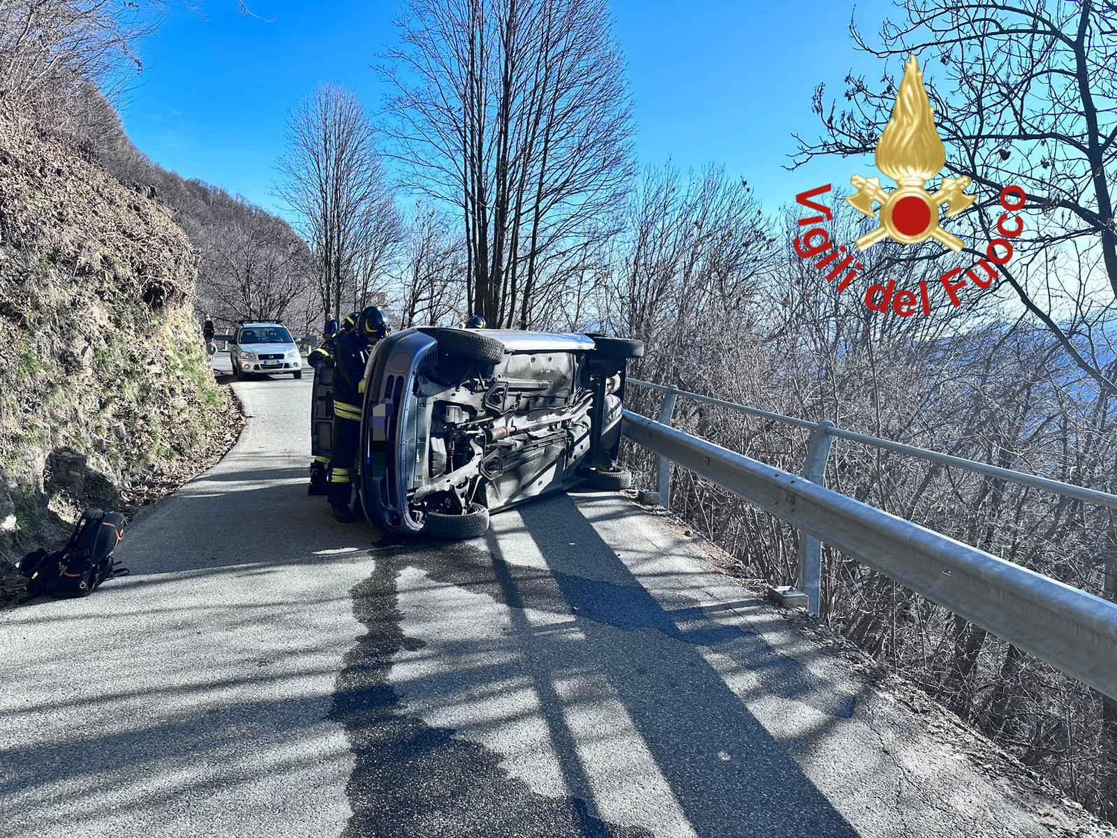 Valle Intelvi, auto ribaltata a Pigra: soccorsi gli occupanti