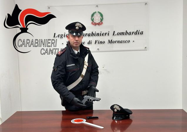 Entra in pizzeria con un pitone al collo e minaccia la cameriera con una pistola. Denunciato