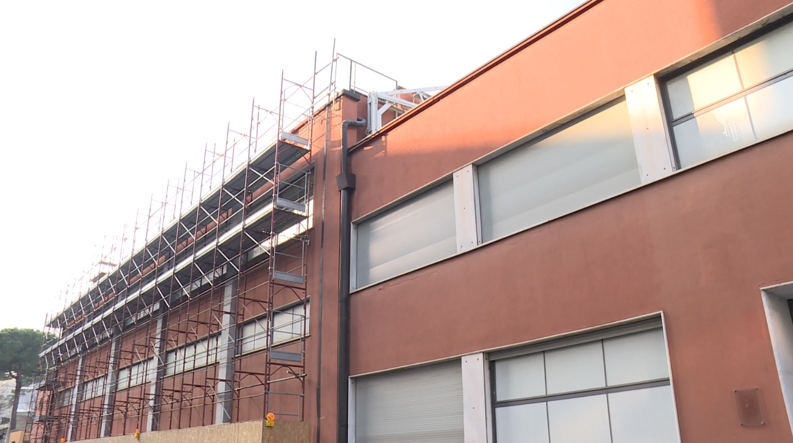 Piscina Sinigaglia, i lavori diventano un’odissea: da quattro mesi di cantiere a quasi un anno di chiusura