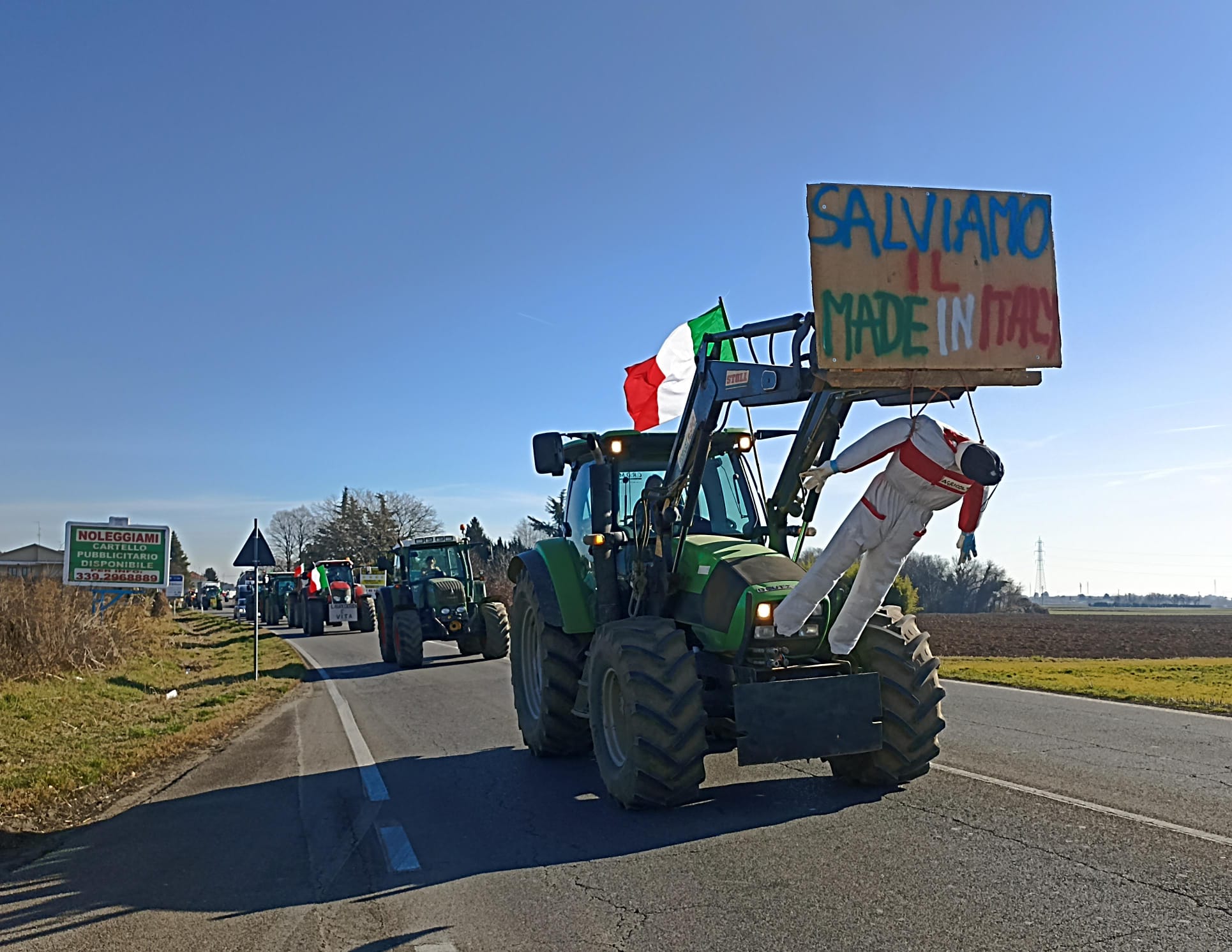 A Lomazzo la protesta dei trattori. “Salvateci” è l’urlo degli agricoltori