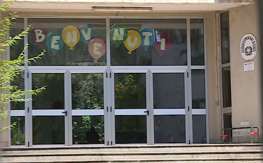 Bufera in una scuola elementare di Como. L’educatrice all’alunno: “Femminuccia”. Esplode La rabbia dei genitori