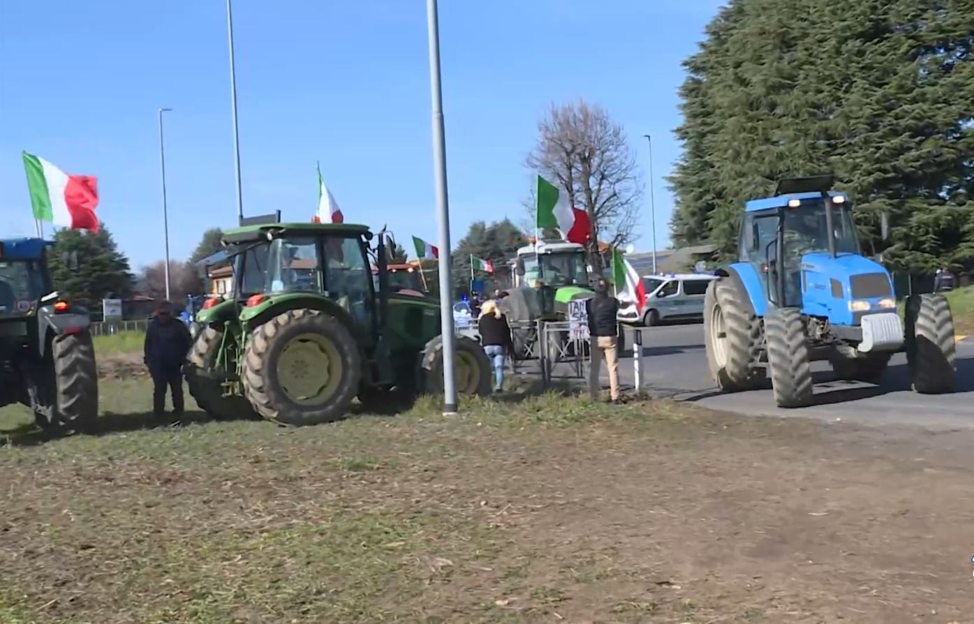 Protesta degli agricoltori, trattori in strada a Lomazzo