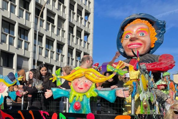 Tempo di Carnevale, un successo le prime sfilate a Cantù e Olgiate Comasco