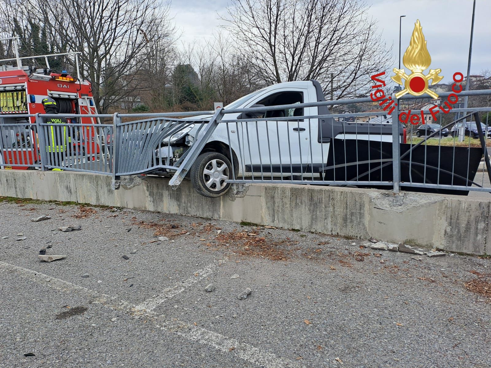 Appiano Gentile, auto esce di strada e finisce contro una ringhiera. Un ferito