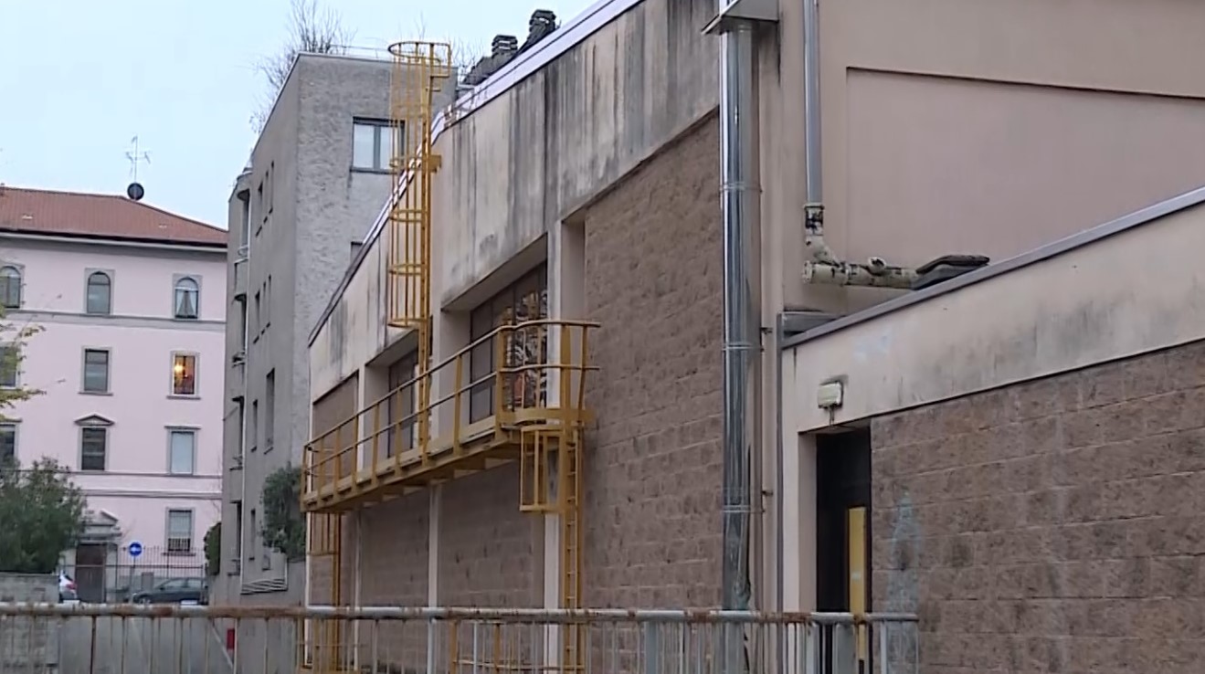 Sospeso l’affidamento della palestra di via Giulini dopo le proteste delle società sportive