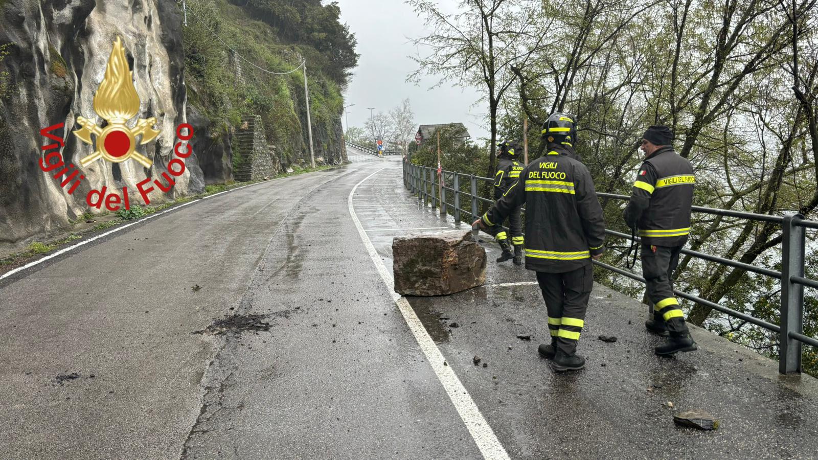 Grosso masso cade sulla Vecchia Regina a Brienno, intervento dei vigili del fuoco