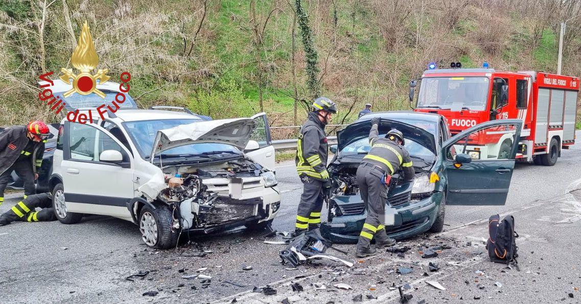 Incidente a Fino Mornasco, due donne ferite. Intervento dei vigili del fuoco
