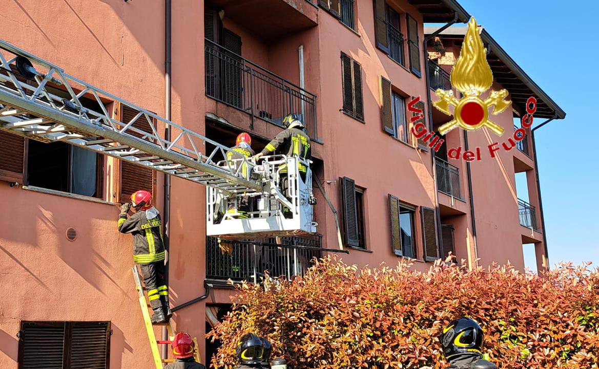 Condizionatore in fiamme, sul posto quattro squadre di pompieri