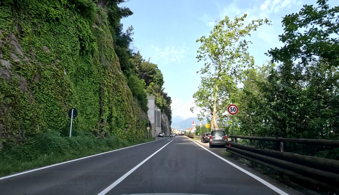 Albero caduto, ripristinato il doppio senso sulla Regina tra Argegno e Colonno