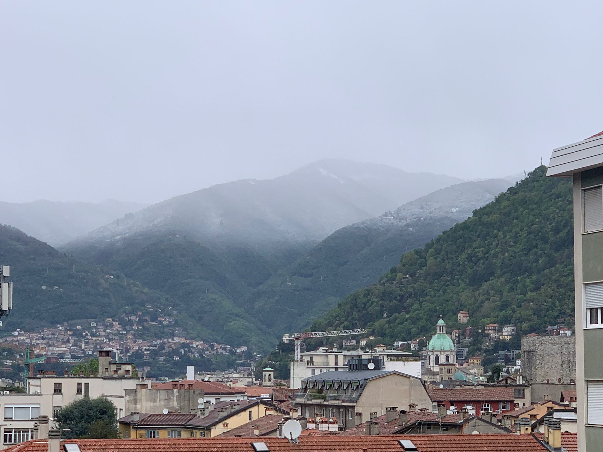 Neve di primavera nel Comasco, imbiancate le cime dei monti lariani
