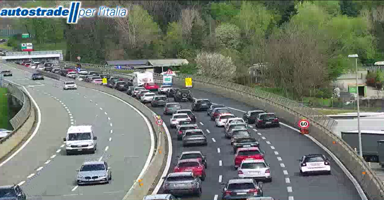 Autostrada A9, chiuso per quasi due ore il tratto tra Como Centro e Chiasso in direzione nord. Due chilometri di coda