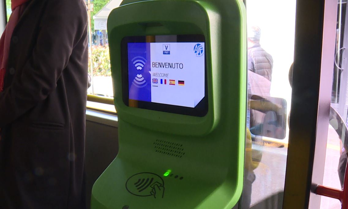 Biglietto del bus a bordo con carta di credito. A Como sui mezzi di Asf Autolinee al via il nuovo sistema