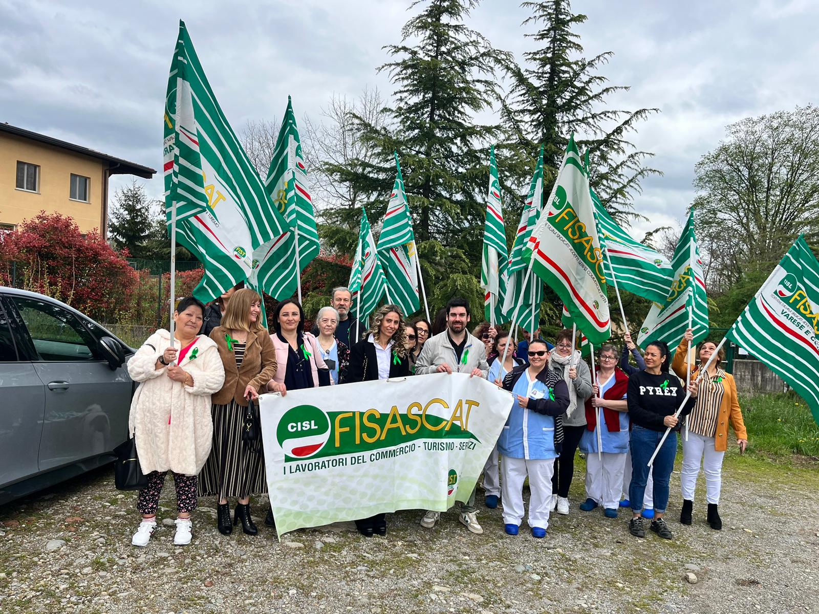 Lavoratori in protesta all’Rsa Vivaldi di Cantù. “Chiediamo il rispetto del contratto”