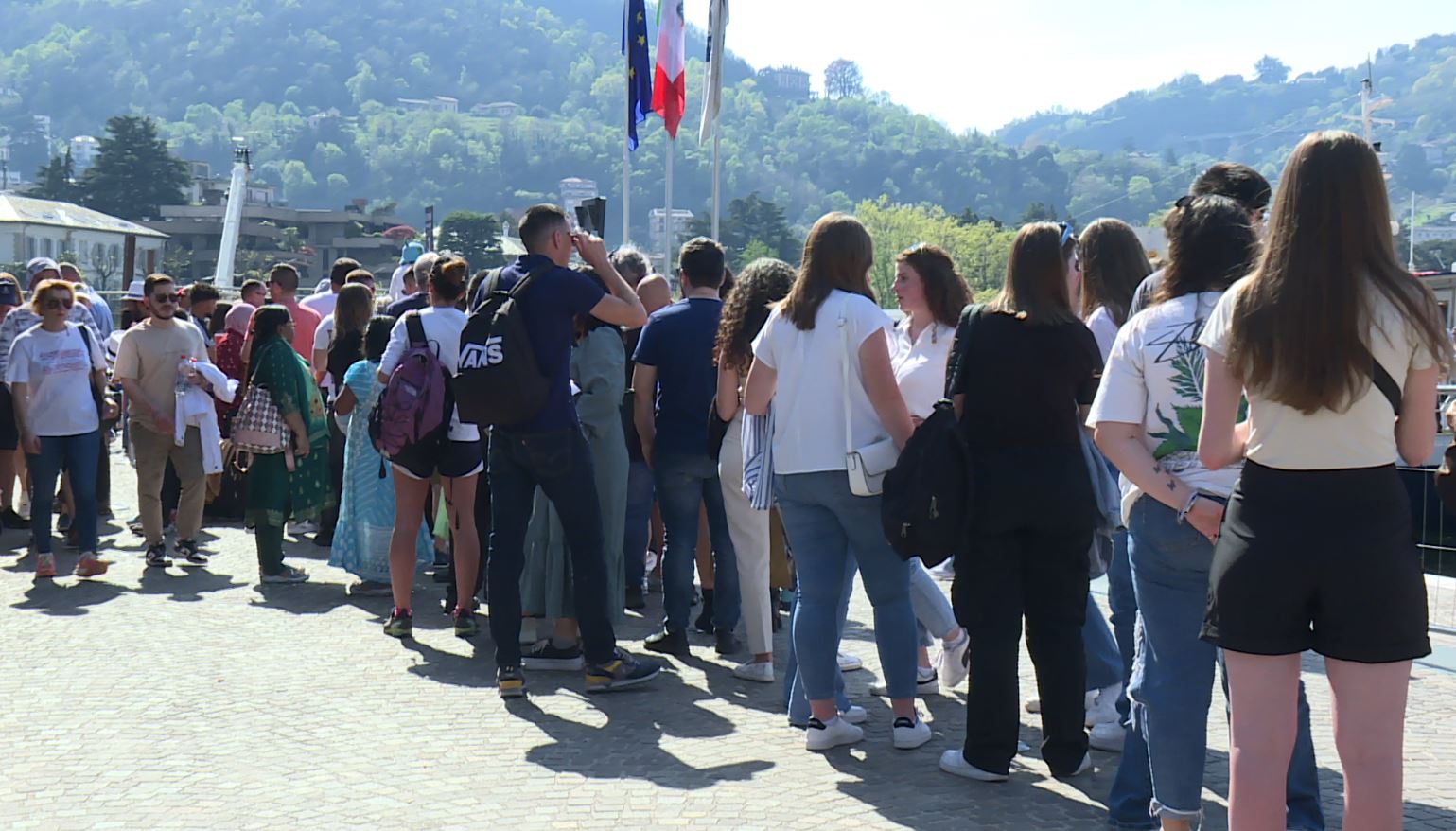Temperature fino a 26 gradi, folla di turisti sul Lago di Como: code sulla A9, in città e sulla Regina sin dal mattino
